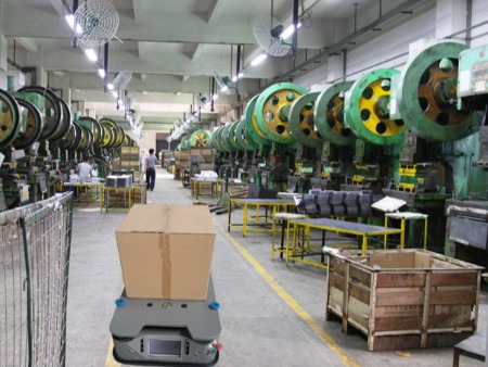 米海AGV機器人應用在五金制品行業